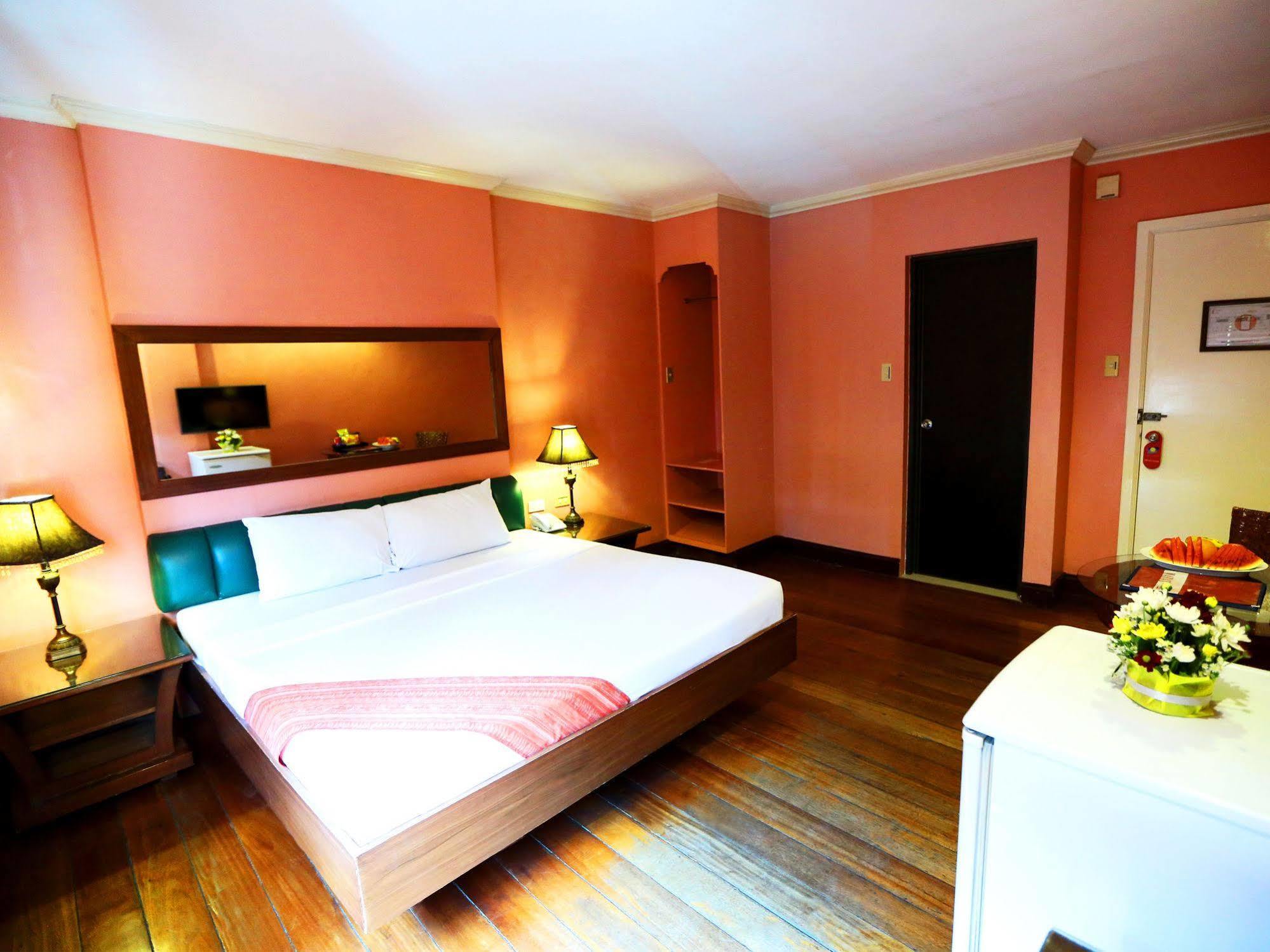 Hotel La Corona De Lipa Lipa City Екстер'єр фото