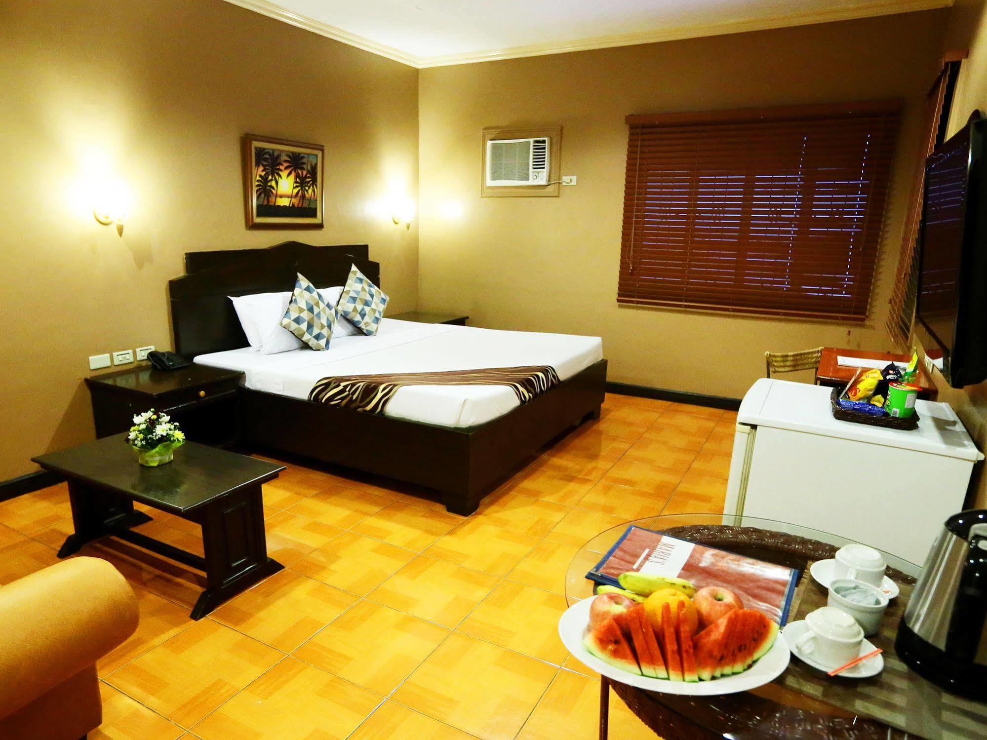 Hotel La Corona De Lipa Lipa City Екстер'єр фото