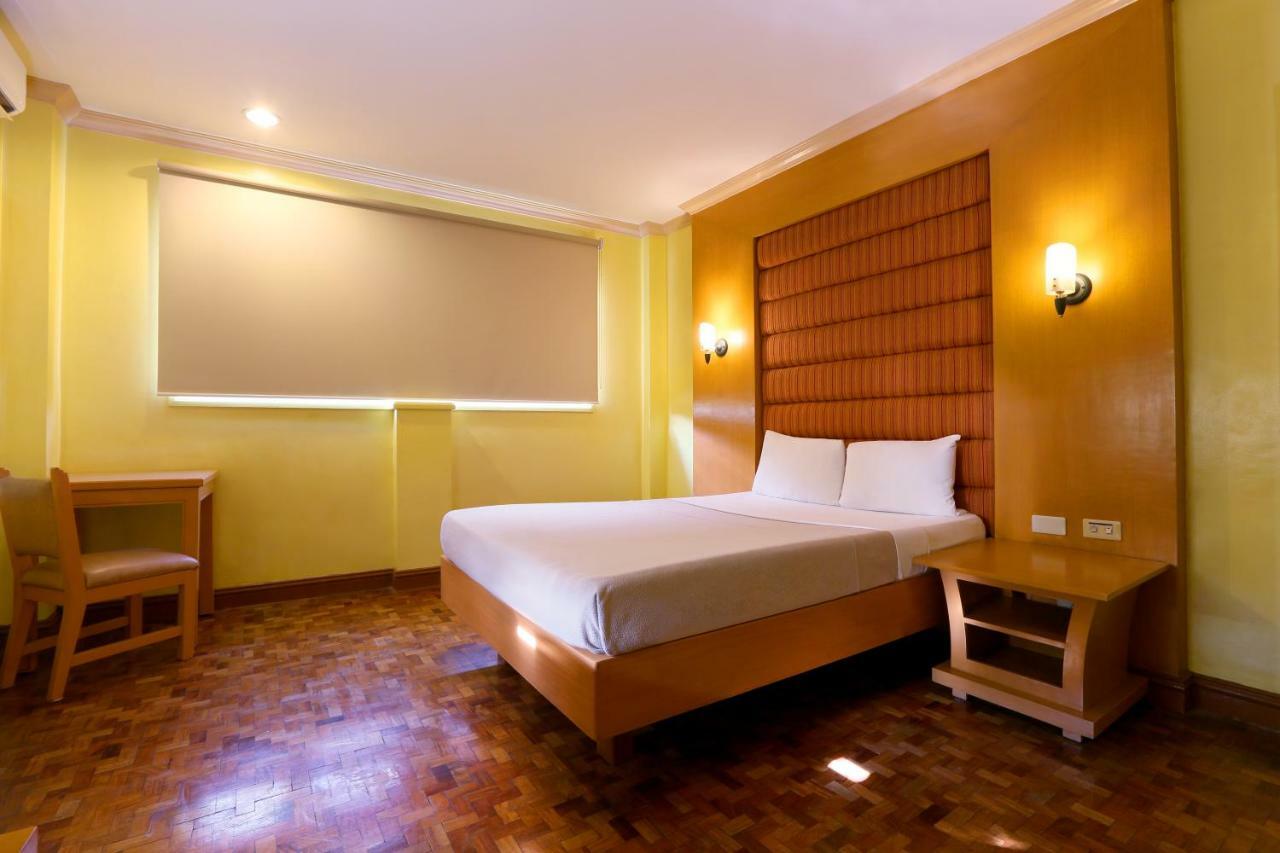 Hotel La Corona De Lipa Lipa City Екстер'єр фото